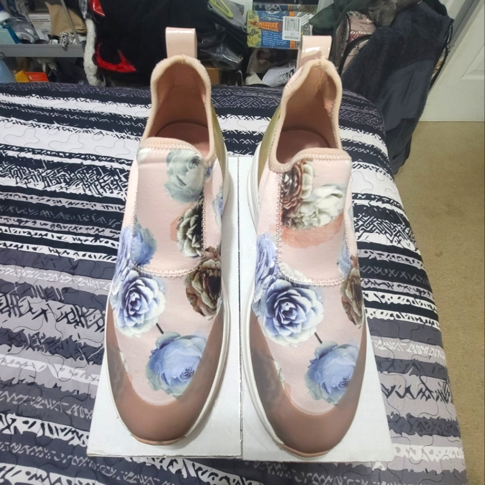 Taryn Rose Slip On Sneakers Size 8 Excellent pre-owned condition